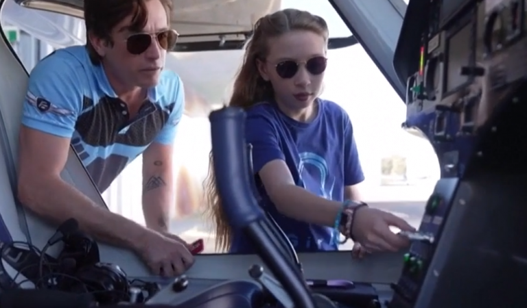 Menina de 10 anos se torna a piloto mais jovem do mundo